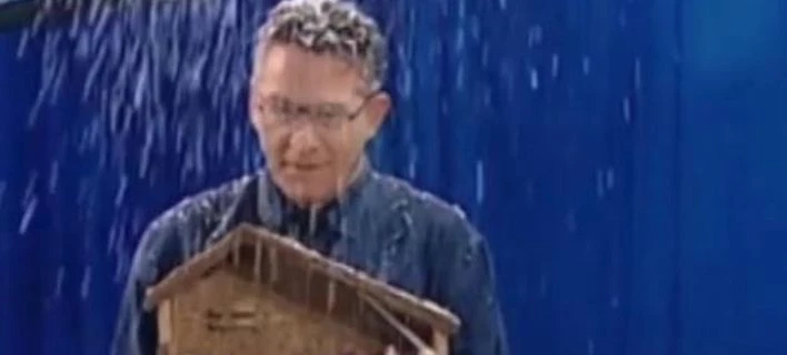 Το τερμάτισαν στην ΕΡΤ: Ο Κώστας Αρβανίτης βγήκε στον «αέρα» αγκαλιά με μία φάτνη -Τον έραναν με ψεύτικο χιόνι (βίντεο)